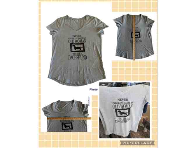 V-Neck T-shirt - Never Underestimate an Old Woman with a Dachshund! Size Extra Large?