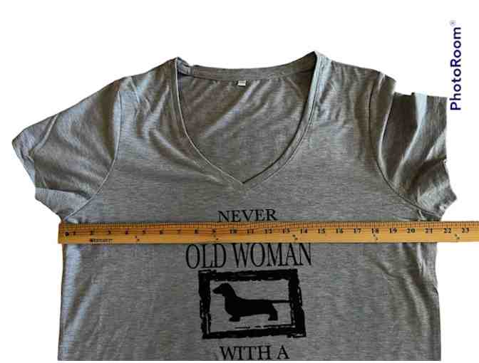 V-Neck T-shirt - Never Underestimate an Old Woman with a Dachshund! Size Extra Large?