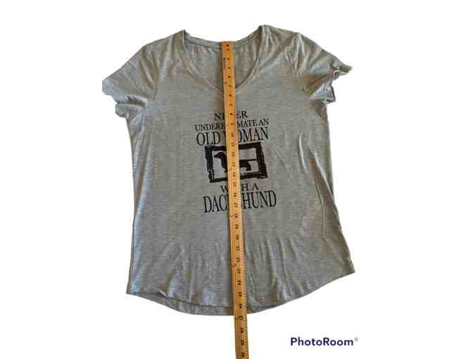 V-Neck T-shirt - Never underestimate an Old Woman with a Dachshund! Size Large?