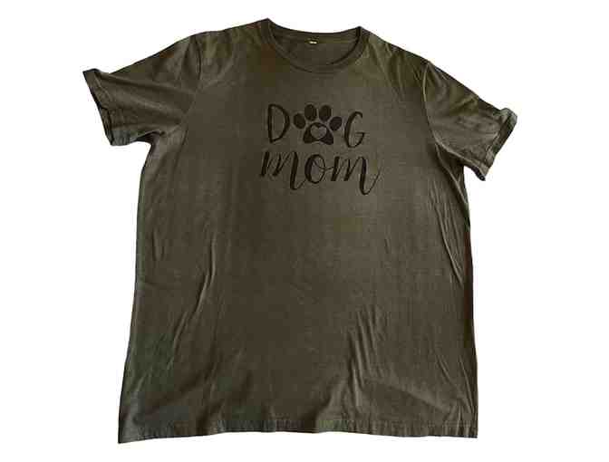 Crew Neck T-shirt - Dog Mom - Size One Extra Large - See measurements