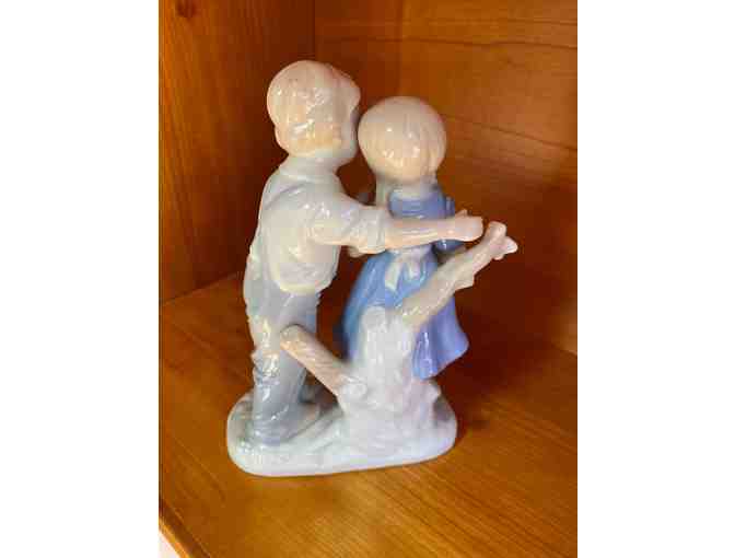 Lladro-style figurine - Girl and Boy - Vintage