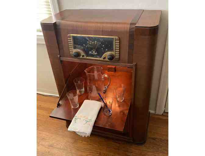 Fun Upcycled Vintage Radio transformed into a Fancy Bar