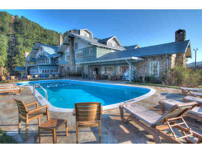 Smoky Mountain Opry, Hatfield & McCoy Dinner Show and More | Tickets & Gift Basket