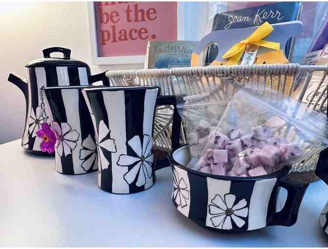 Daisy Delight Tea Basket