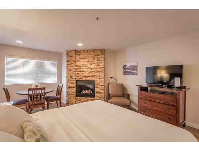 Cambria, CA - Moonstone Landing - Overnight stay in Partial Ocean View King Room