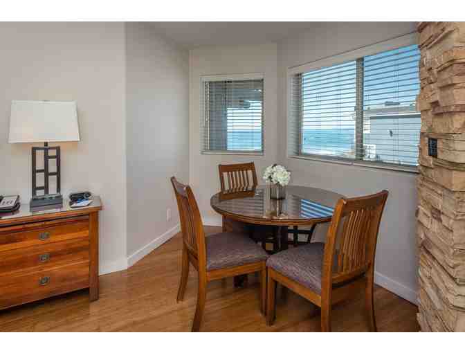 Cambria, CA - Moonstone Landing - Overnight stay in Partial Ocean View King Room