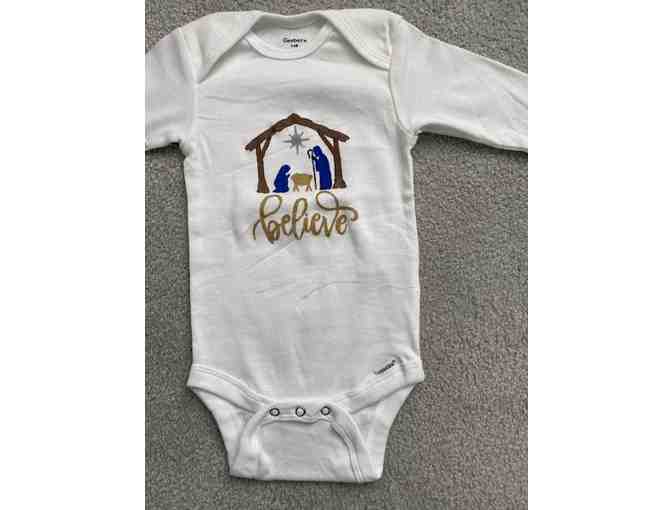 ?? &ldquo;Believe&rdquo; Baby Onesie &mdash; Nativity Design (Size 6&ndash;9 Months) - Photo 1