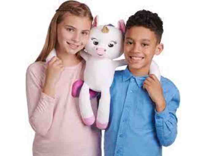 Gigi Fingerlings Hugs - Interactive Plush Baby Unicorn Pet