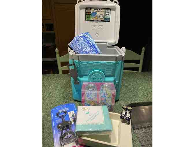 TIFFANY BLUE (18 CAN) COLEMAN COOLER WITH EXTRAS! (SEE PICTURES PLEASE!)