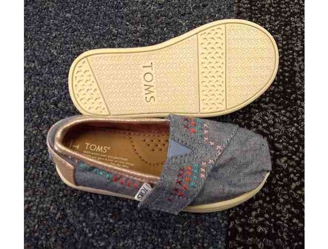 TOMS Toddler Size 7 Embroidery Chambray Tiny TOMS Classics