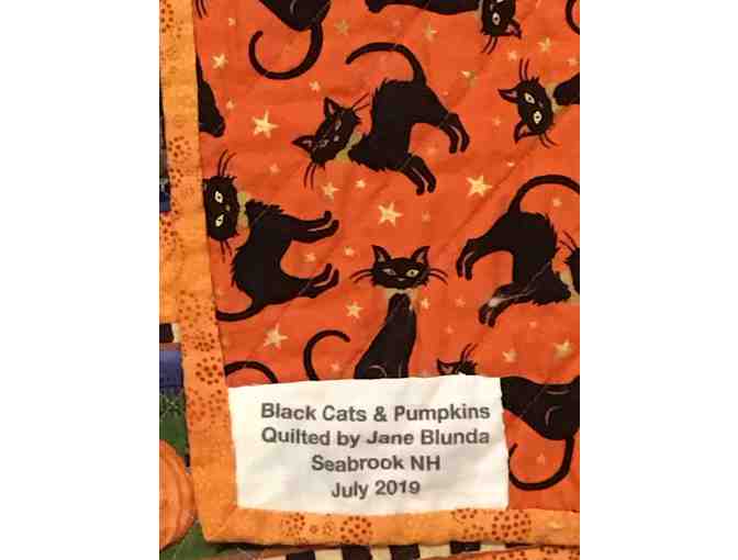 GORGEOUS HANDMADE HALLOWEEN THEMED QUILT