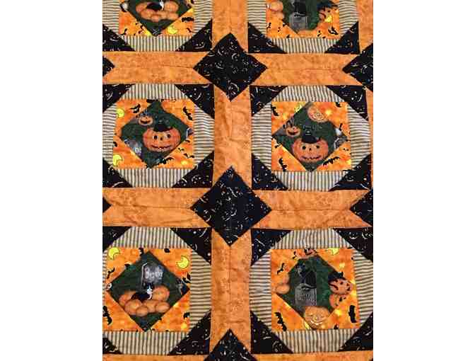 GORGEOUS HANDMADE HALLOWEEN THEMED QUILT