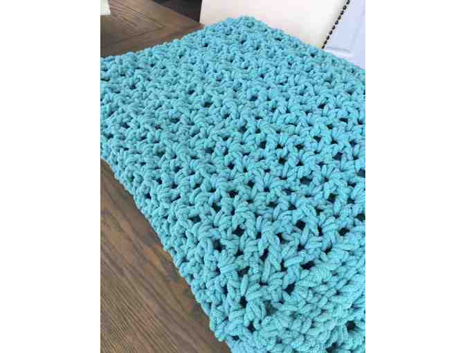 CROCHETED CHUNKY THROW BLANKET