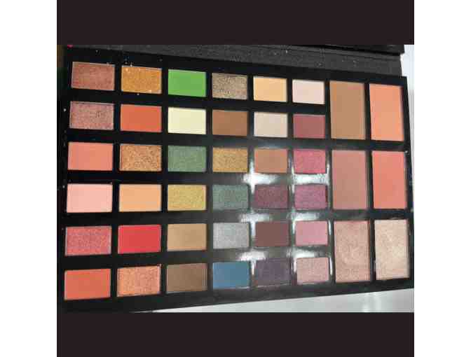 Makeup palette with built-in mirror