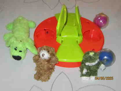 1 LOT OF FEEDING DISH AND DOG TOYS