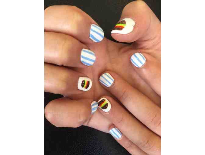 Artistic Nails - Manicure
