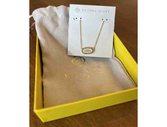 Kendra Scott Elisa Gold Pendant Necklace in Mother of Pearl
