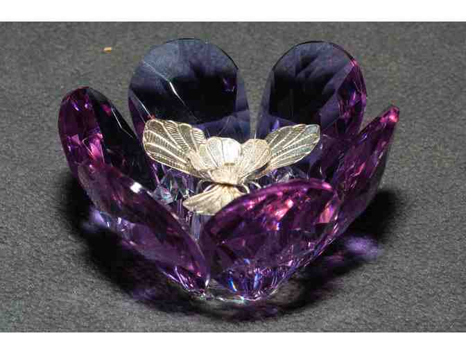 Floating Silver Vallukku in Crystal bowl