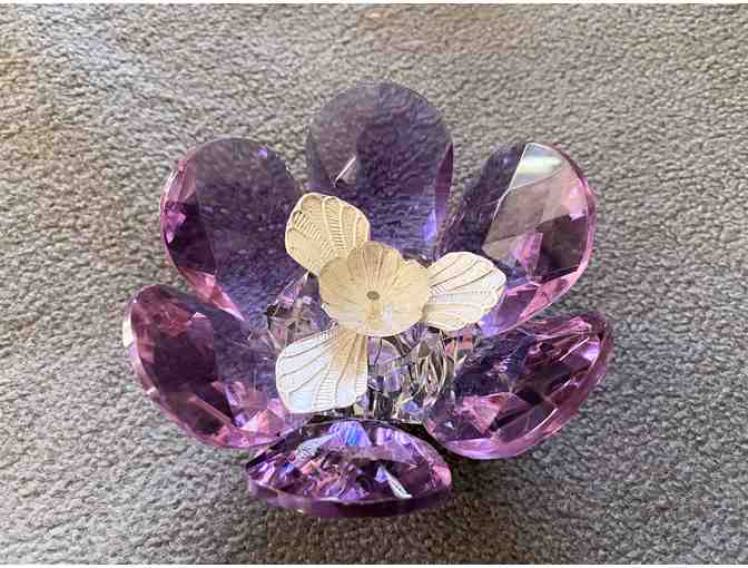 Floating Silver Vallukku in Crystal bowl