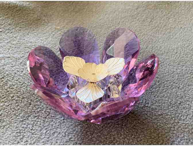 Floating Silver Vallukku in Crystal bowl