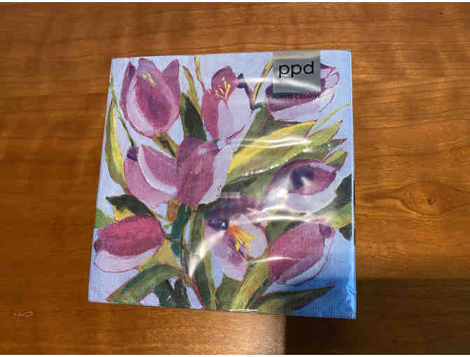 Napkins decorated with Beautiful Wildlife Scenes