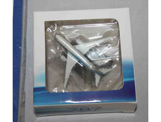 Boeing 787-8 Dreamliner 1/1000 Scale Die-Cast Aircraft Model + Memo Mouse Pad - NEW
