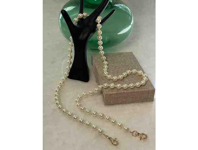 Jeu-je Crossbody and wristlet white pearl phone holder