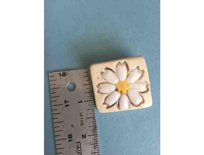 Daisy Pin