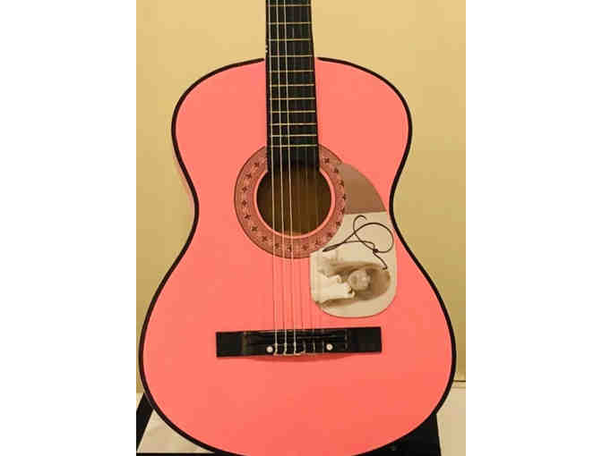 Taylor Swift Signed Guitar! - Photo 1