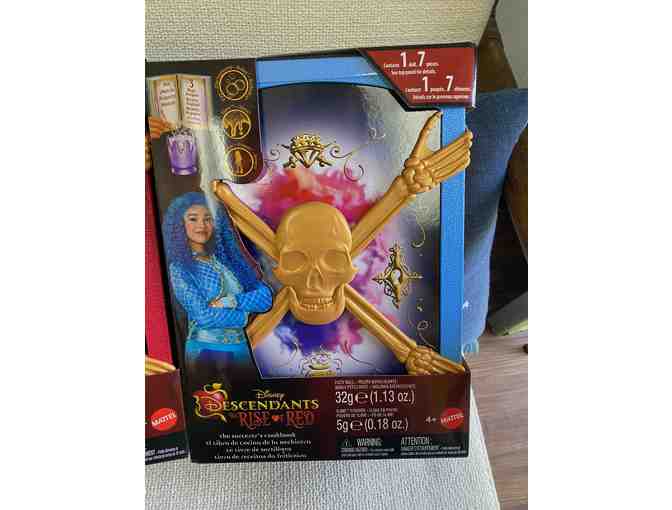 Disney's Descendants: The Rise of Red - Deluxe Chloe Charming Package