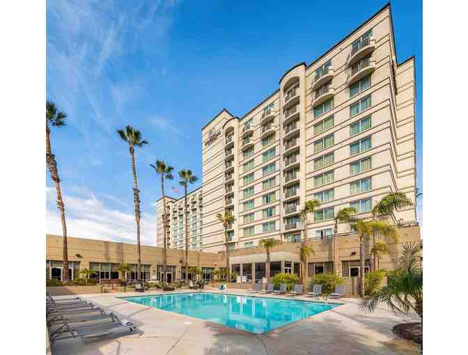 Enjoy 3 nights @ Doubletree Hotel San Diego Mission Valley + Flot float spa + Food Credit