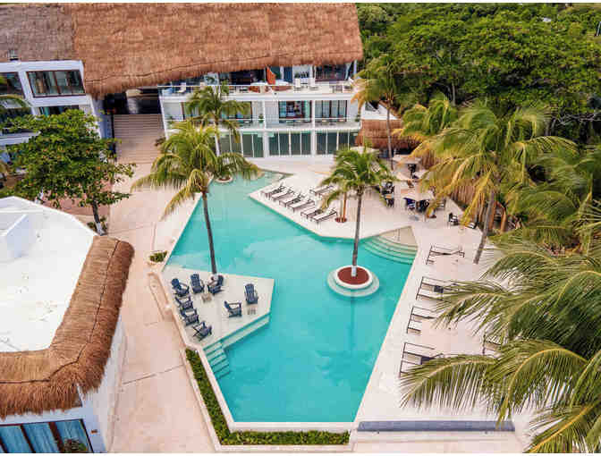 Enjoy 5 nights @ The Fives Downtown Cancun + Food Credit