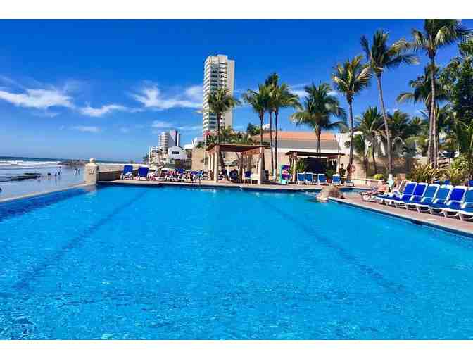 Enjoy 7 nights @ The Palms Resorts of Mazatlan + Food Credit