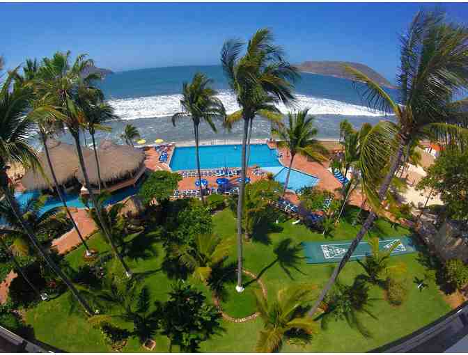 Enjoy 7 nights @ The Palms Resorts of Mazatlan + Food Credit