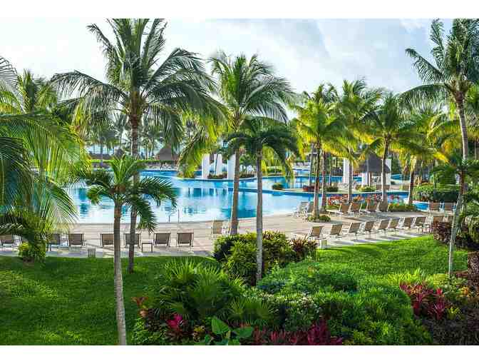 Enjoy 7 nights @ Mayan Palace Beachfront Resort + Food Credit