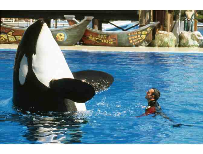 5 Nights Luxury Home for 20 + Exclusive SeaWorld Trainer Experience