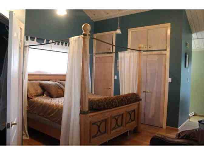 Canada's Lakeside Luxury: Your 7-Night Executive Retreat on Mill Lake for 8