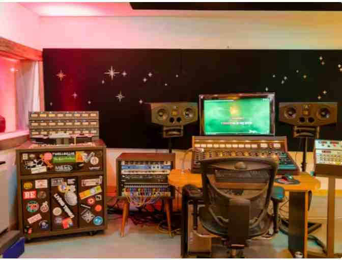 4 night Luxe Nashville stay + Karoke Waylon Jennings Studio!