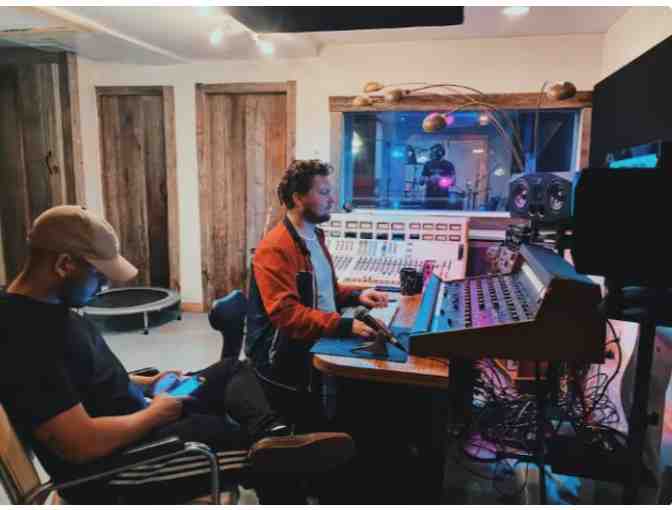 4 night Luxe Nashville stay + Karoke Waylon Jennings Studio!