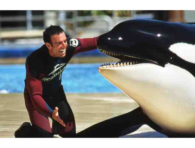 5 Nights Luxury Home for 16 + Exclusive SeaWorld Trainer Experience