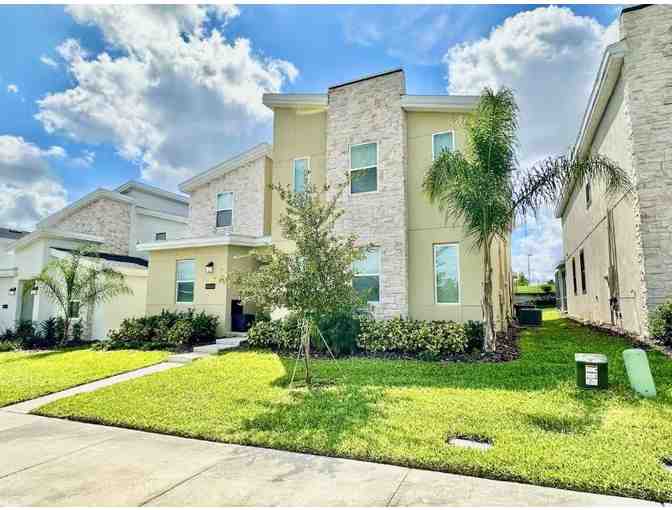 7-Night Orlando Stay for 16 in 8-Bedroom Home with $250 Disney Credit