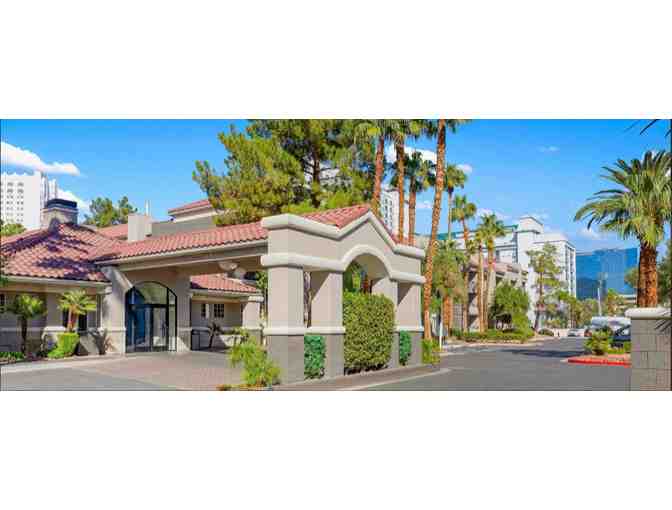 Enjoy 5 nights luxury condo @ Club Wyndham Desert Rose Resort Las Vegas +Grape Expectation