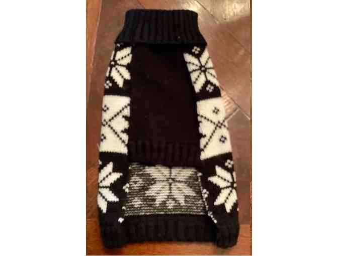 Black and White Snowflake sweater Medium