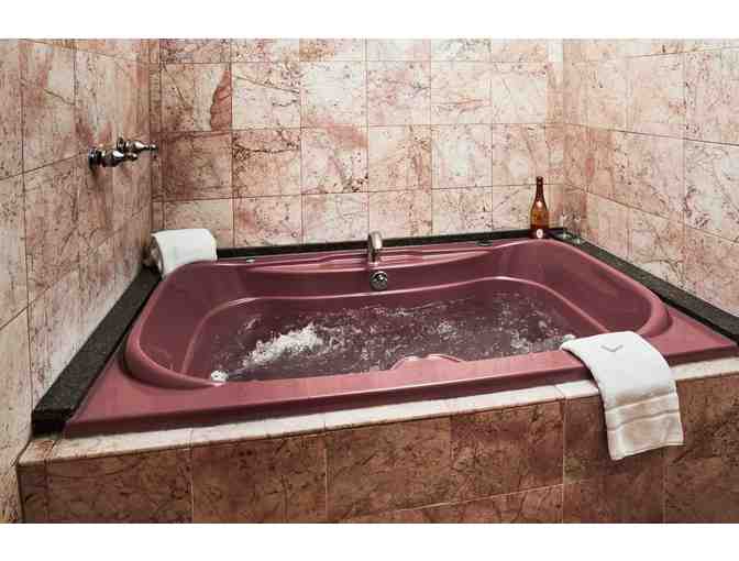 King's Port Inn 2 Nights in Jacuzzi Suite