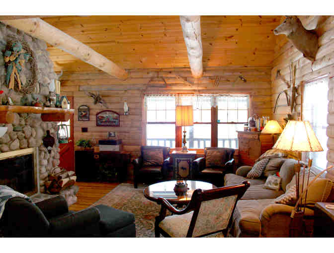 Huge Log Home 3 night Stay located in Wisconsin on the Lakefront