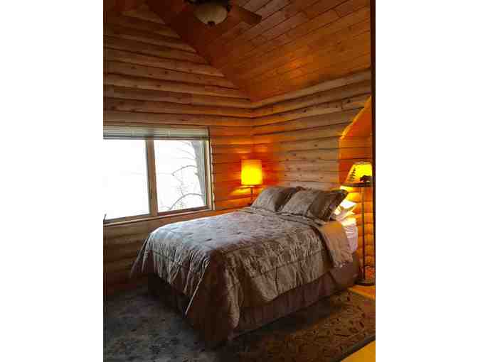 Huge Log Home 3 night Stay located in Wisconsin on the Lakefront