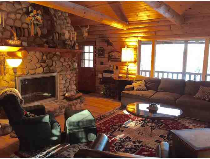 Huge Log Home 3 night Stay located in Wisconsin on the Lakefront