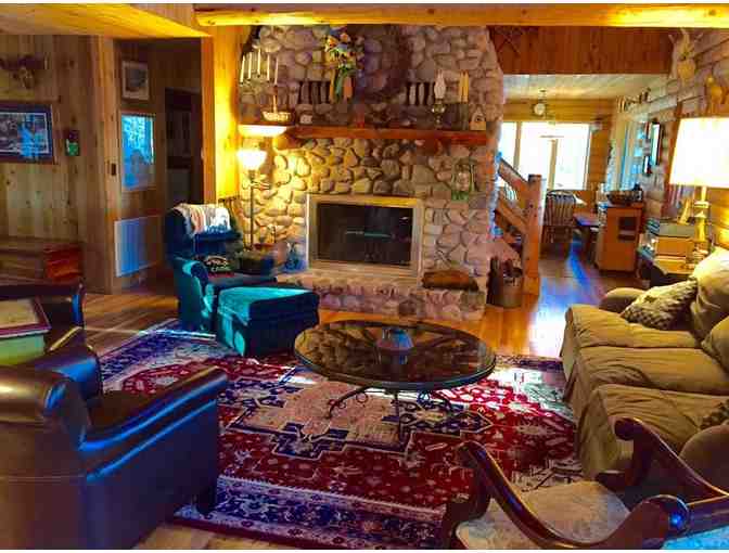 Huge Log Home 3 night Stay located in Wisconsin on the Lakefront