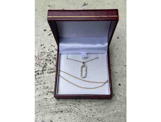 Timeless and elegant diamond pendant set in rose gold - Photo 1