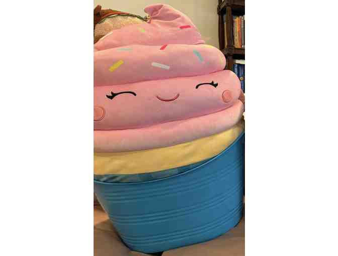 SQUISHMALLOW CUPCAKE BASKET 1